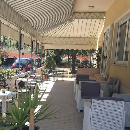 Hotel Villa Rinaldini リミニ エクステリア 写真